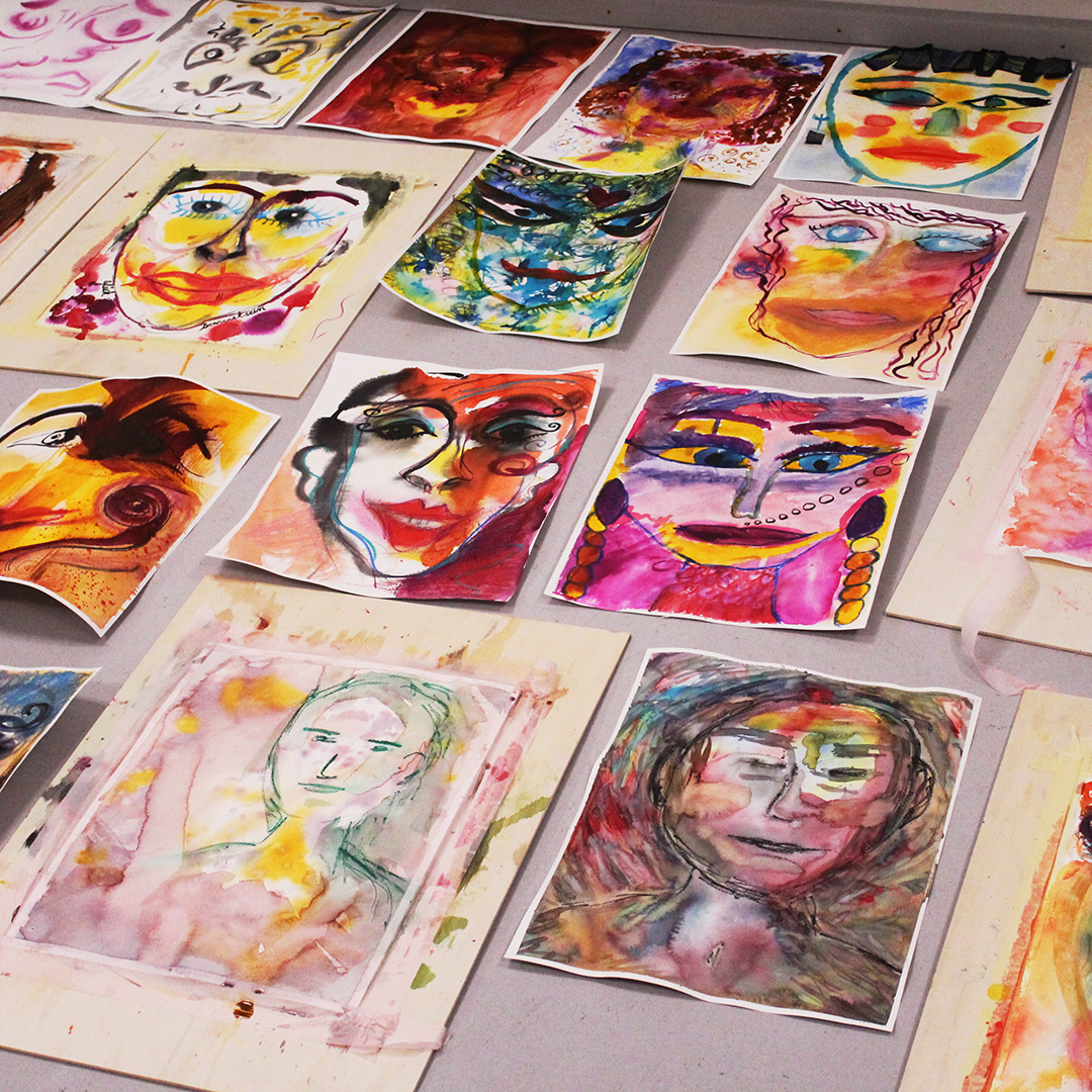 Im intuitiven Porträt entsteht ein Gesicht ohne Vorlage und ohne Plan. Aus zwei Punkten, den Augen, wächst Schicht für Schicht ein Bildwesen. Nicht gemacht, sondern entdeckt. Es geht nicht um Ähnlichkeit, sondern um Begegnung.