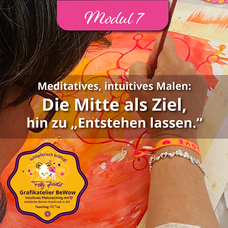 Person malt mit Pinsel in warmen Rot- und Orangetönen ein kreisförmiges Motiv. Text im Bild: „Modul 7 – Meditatives, intuitives Malen: Die Mitte als Ziel, hin zu ‚Entstehen lassen.‘“ Logo des Grafikatelier BeWow von Petty Heisler unten links.