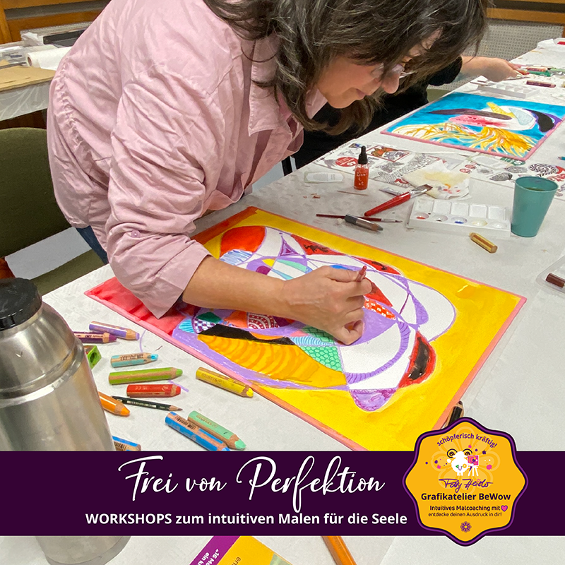 Frau in einem Malworkshop beugt sich konzentriert über ein farbenfrohes, abstraktes Bild in Gelb-, Lila- und Rottönen und arbeitet mit Pastellkreiden; auf dem Tisch liegen weitere Stifte und Malutensilien. Unten im Bild steht: „Frei von Perfektion – Workshops zum intuitiven Malen für die Seele“, Grafikatelier BeWow.