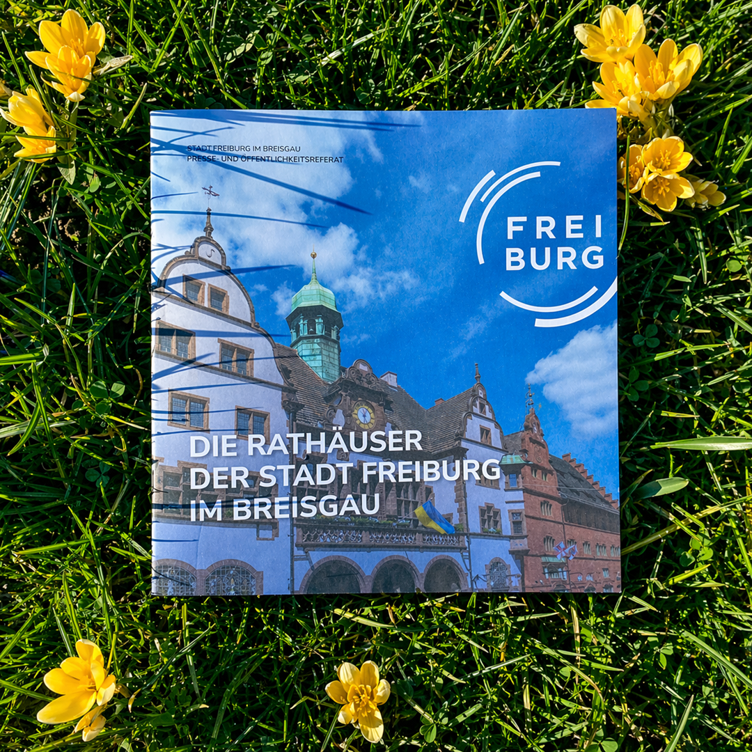 Titelseite der Broschüre "Die Rathäuser der Stadt Freiburg im Breisgau"; zeigt ein Gebäude der Stadtverwaltung und führt in das Thema der Freiburger Rathäuser ein.
