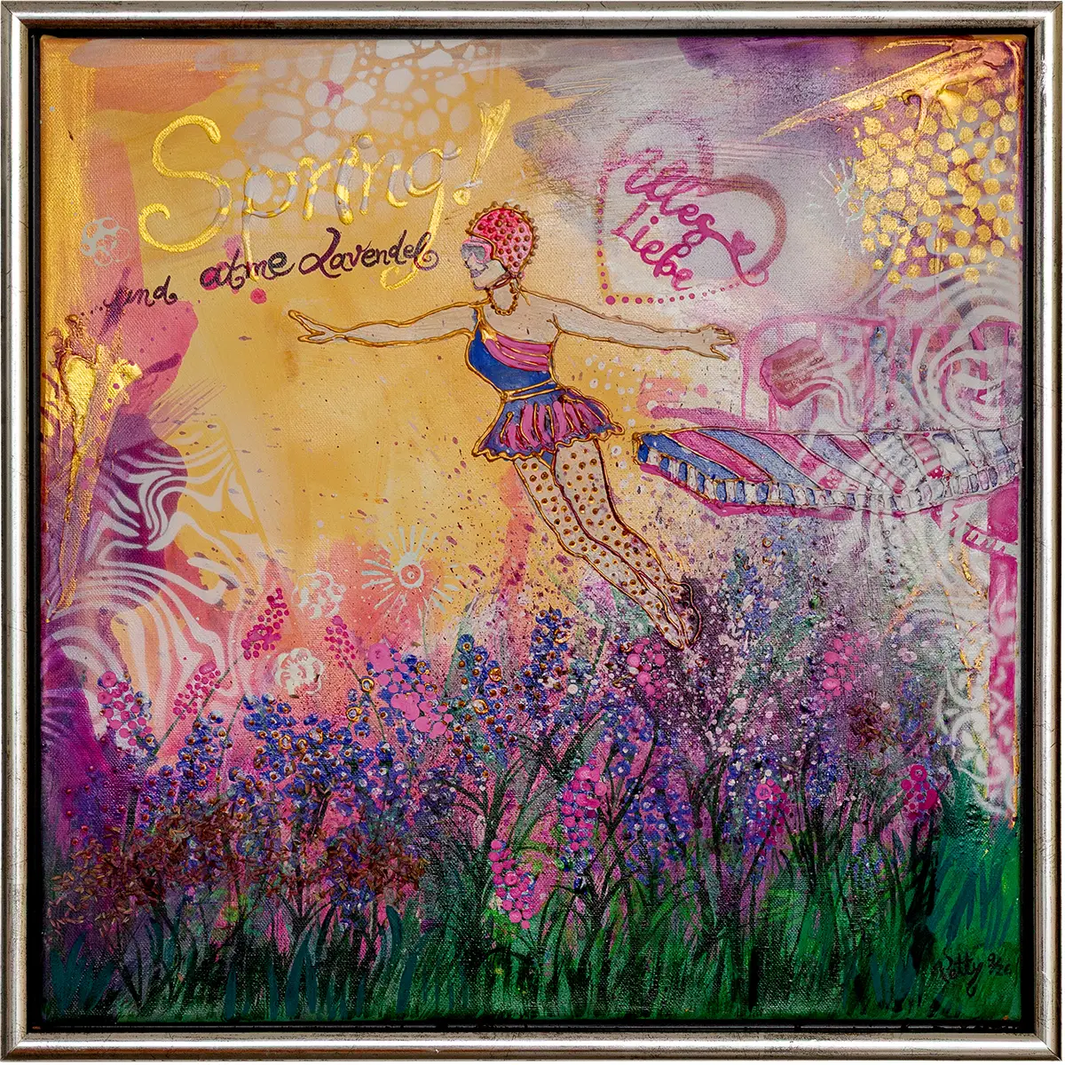 bstraktes Mixed-Media-Kunstwerk „Spring! …und atme Lavendel“ von Petty Heisler. Eine schwebende Frauenfigur in Blau und Pink bewegt sich über ein farbenfrohes Blütenfeld in Violett, Rosa und Grün. Warme Gold-, Gelb- und Rosétöne, florale Muster und handschriftliche Elemente prägen den lebendigen Hintergrund.