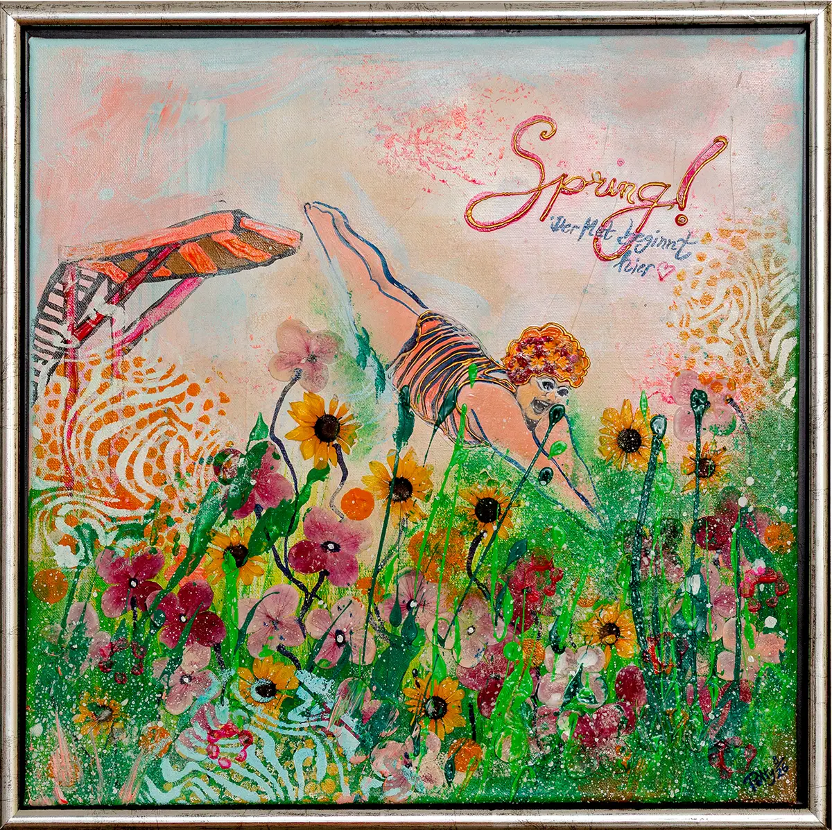 Farbenfrohes Mixed-Media-Kunstwerk „Spring!“ von Petty Heisler. Eine verspielte Frauenfigur taucht kopfüber in eine üppige Blumenwiese aus rosa, gelben und orangefarbenen Blüten ein. Zarte Pastelltöne, leuchtendes Grün und ornamentale Muster prägen die frühlingshafte Komposition.