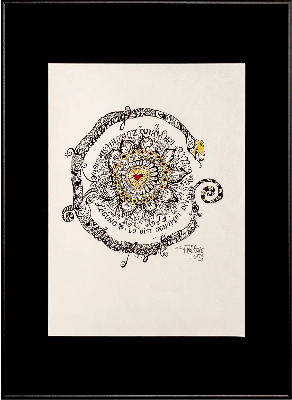 Meditative Musterkunst von Petty Heisler in Schwarz, Weiß und Gold. Ein detailreich gezeichnetes Mandala mit rotem Herz bildet das Zentrum, umgeben von floralen Ornamenten, geschwungenen Linien und einer fantasievollen Tierform. Handschriftliche Worte und positive Botschaften sind in die Komposition integriert.