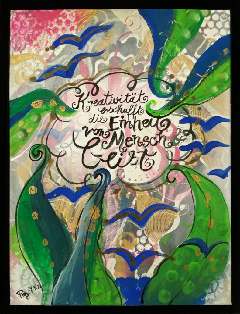 Mixed-Media-Gemälde im Hochformat mit der schwarzen Kalligrafie „Kreativität schafft die Einheit von Mensch und Geist“. Große grüne, an Aloe Vera erinnernde Blattranken umrahmen die Schrift. Blaue Vogelsilhouetten schweben über einen vielschichtigen Hintergrund in Rosa, Weiß, Grau und Gold. Das Werk ist in einem schwarzen Schattenfugenrahmen gefasst.
