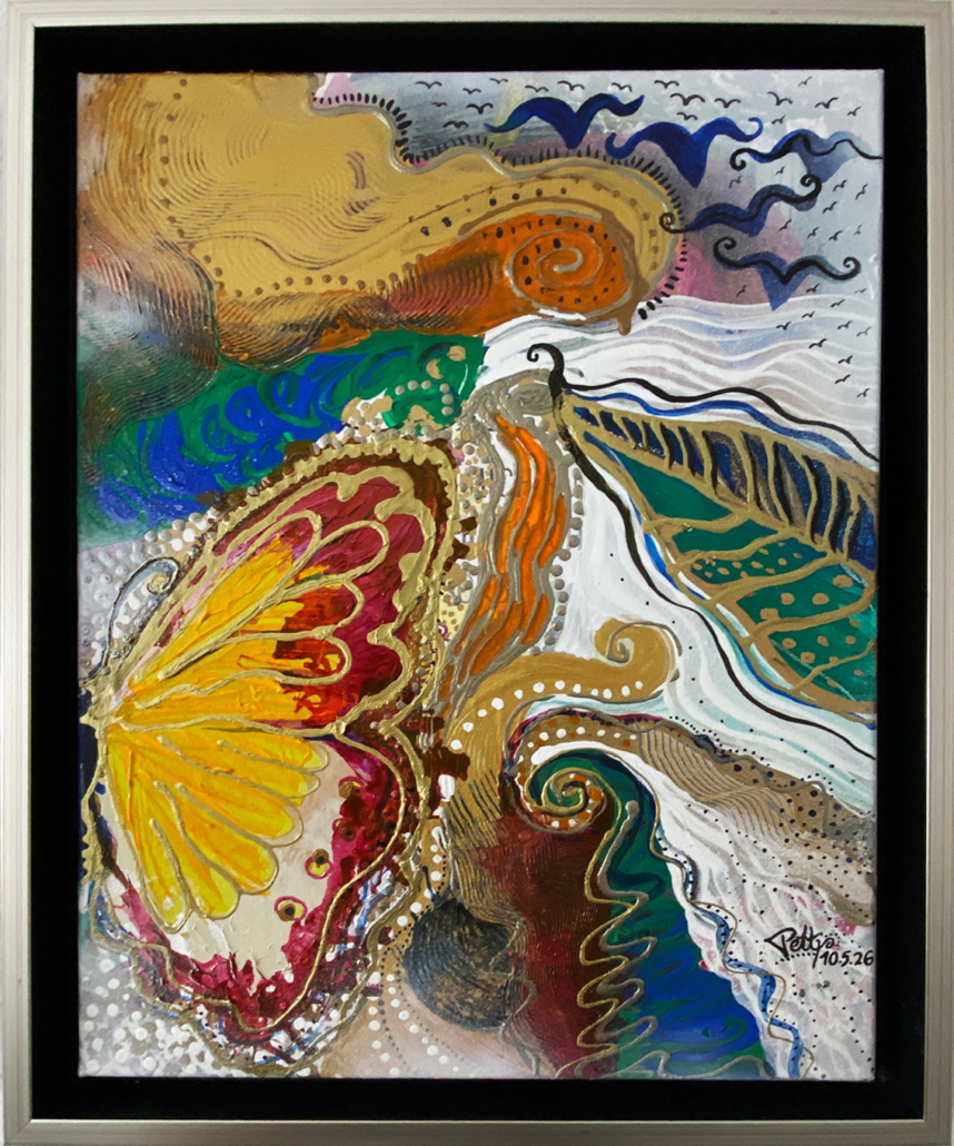 Mixed-Media-Gemälde mit einem großen Schmetterling in Gelb, Orange und Rot, dessen Flügel goldene Konturen tragen. Geschwungene Pflanzenformen und Spiralen umgeben ihn, während blaue Vogelsilhouetten am oberen Bildrand schweben. Vielschichtige Farbflächen, Linien und Punkte strukturieren den Hintergrund. Schwarzer Schattenfugenrahmen mit silberner Front.